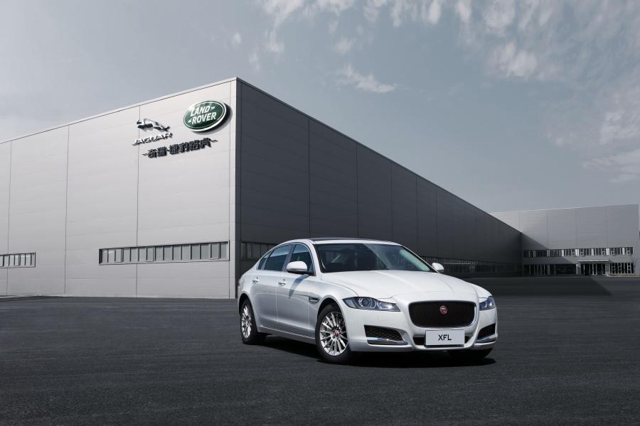  Jaguar XF L 2016 года  (фото 12 из 21)